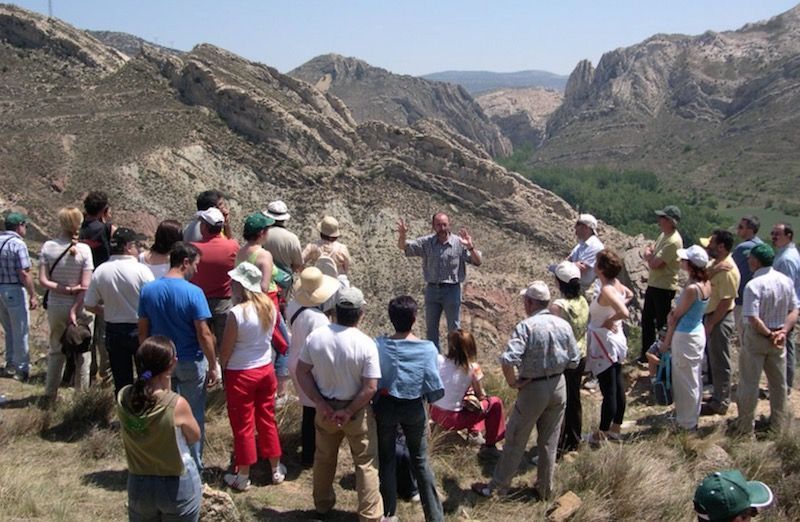 José Luis Simón dando explicaciones en el primer Geolodía celebrado en Teruel en 2005.